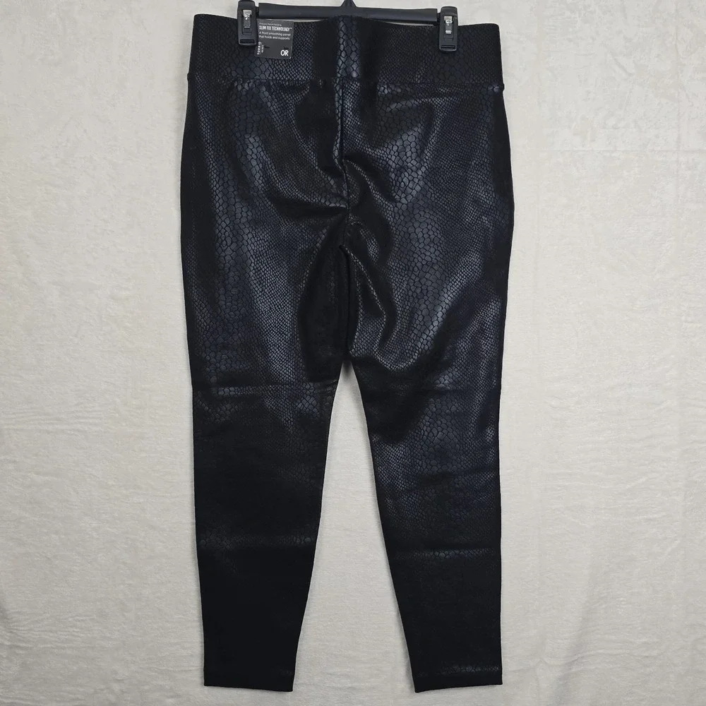 NWT Torrid Slim Pixie Pant Black Snake Print Size L 0 12  Stretch Womens Legging